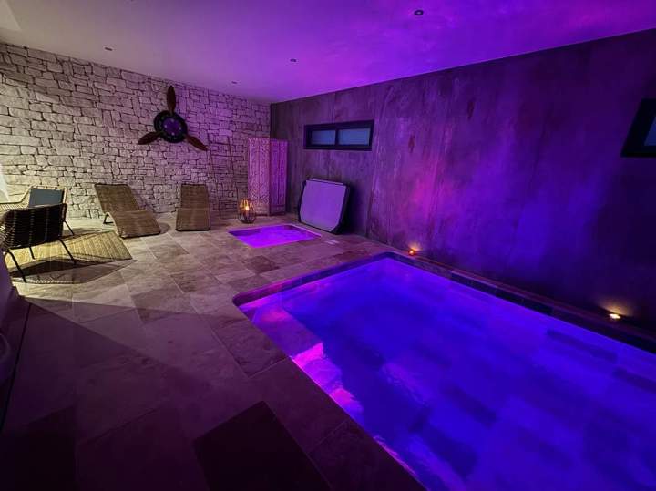 Villa avec spa et piscine intérieurs à Mondragon
