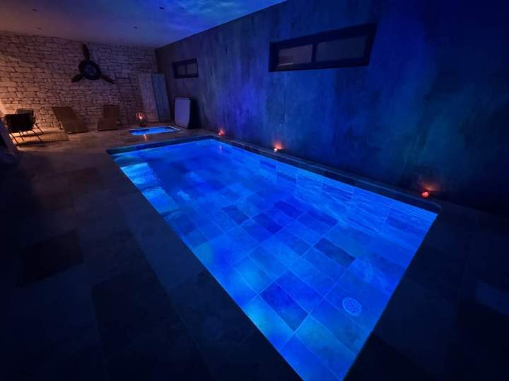 Maison de vacances avec piscine intérieure à Mondragon